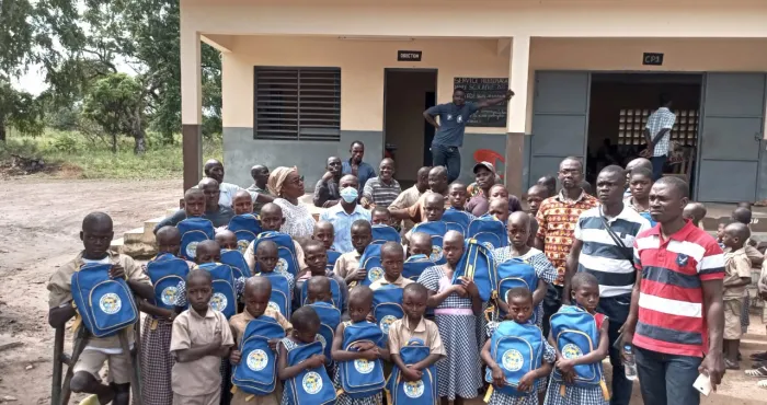 rentree-scolaire-2021-2022-a-seguela-la-premiere-dame-fait-don-de-700-kits-aux-eleves-de-lohou
